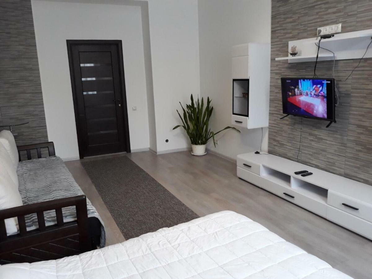 Апартаменти В Центрі На Куліша З Двома Спальнями Lviv Ngoại thất bức ảnh